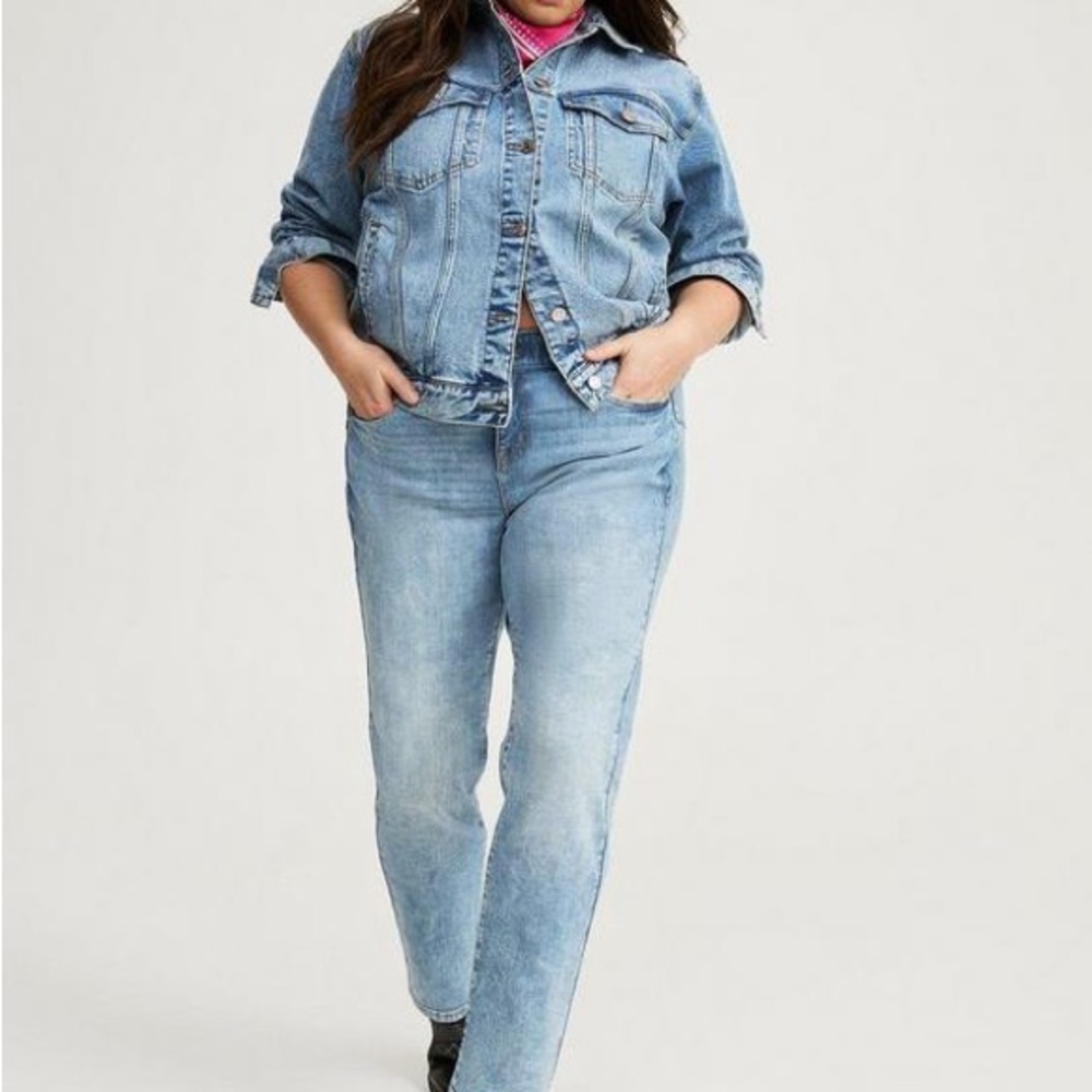 torrid jeans Light Wash Straight Leg ankle  high rise Zise 18